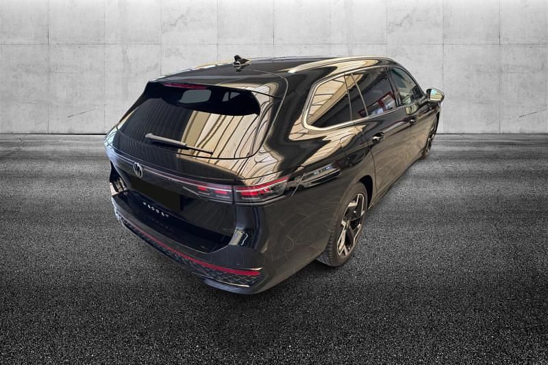 Usata VW Passat R-line 150 CV (110 kW) 2025 Nero metallizzato Station wagon