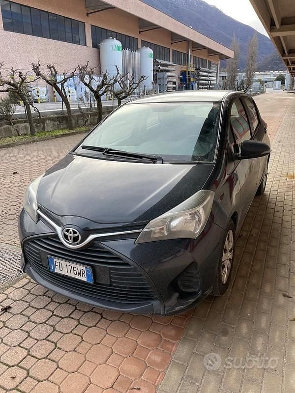 Nero Usata 2016 Toyota Yaris Cool Due volumi | 9000 € (Buon prezzo) - Immagine 1/4