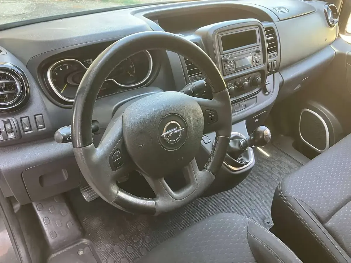 Usata Opel Vivaro 145 CV (106 kW) 2015 Nero Monovolume