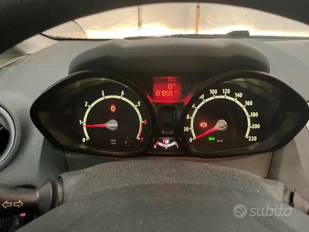 Gebraucht Ford Fiesta Titanium 92 PS (67 kW) 2010 Braun Limousine
