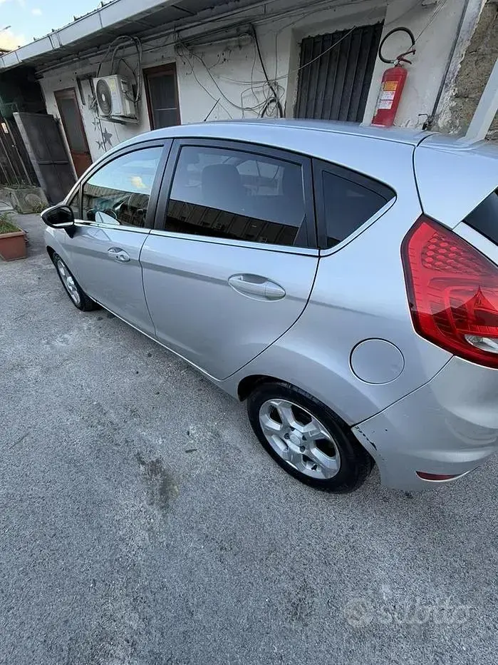 Usata Ford Fiesta 97 CV (71 kW) 2010 Grigio Berlina