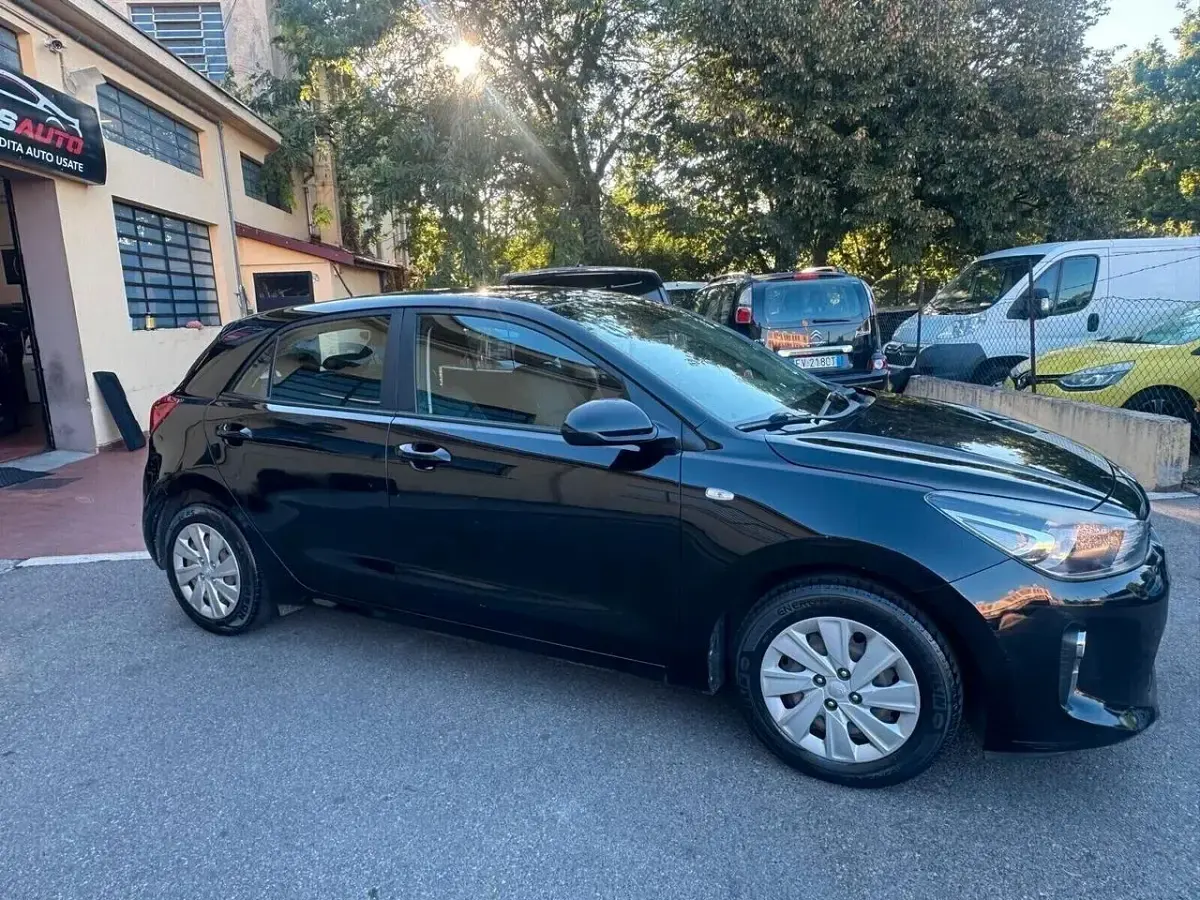 Usata Kia Rio 83 CV (61 kW) 2017 Nero Berlina