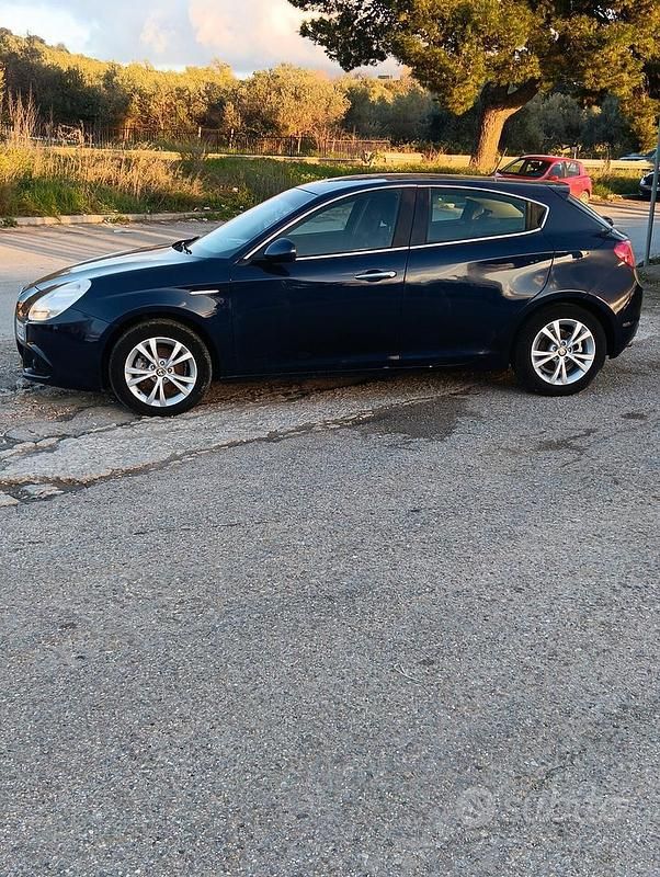 Gebraucht Alfa Romeo Giulietta Progression 105 PS (77 kW) 2012 Violett Kleinwagen