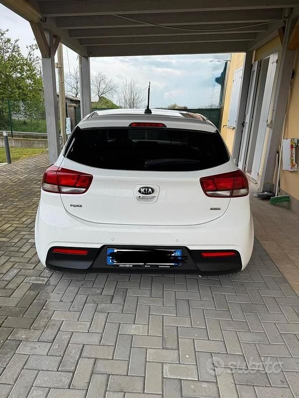 Usata Kia Rio 77 CV (56 kW) 2017 Bianco Utilitaria