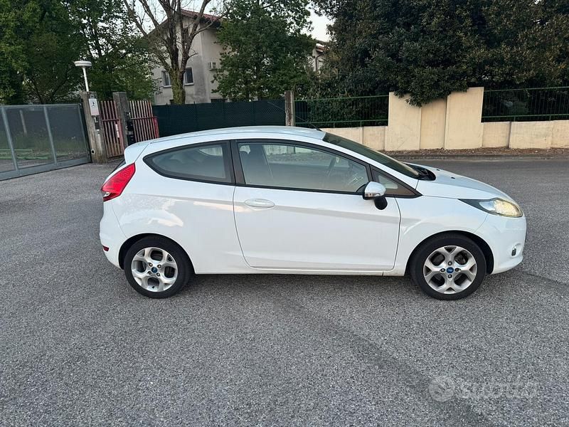 Usata Ford Fiesta 70 CV (51 kW) 2012 Bianco Utilitaria