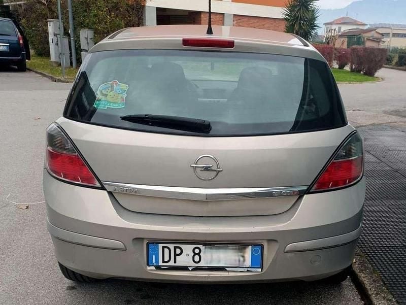 Usata Opel Astra Club 125 CV (91 kW) 2008 Grigio Berlina