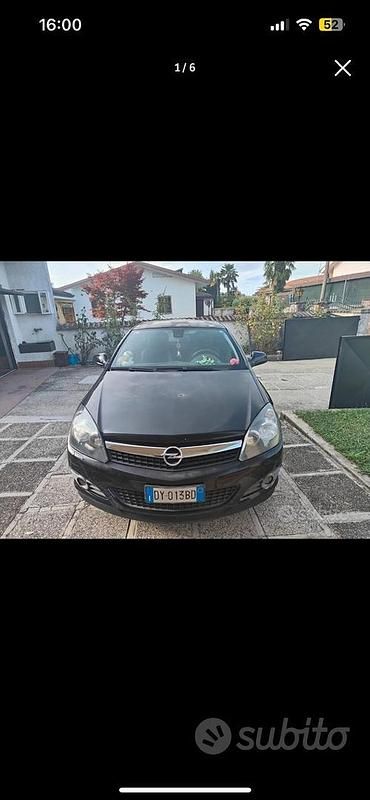 Nero Usata 2010 Opel Astra GTC Tre volumi | 3500 € (Buon prezzo) - Immagine 1/4