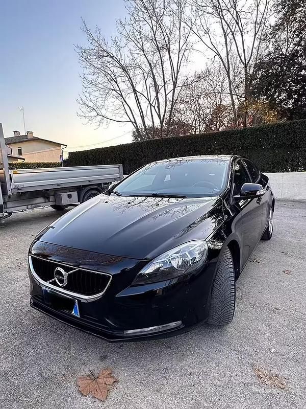 Usata Volvo V40 120 CV (88 kW) 2017 Nero Berlina