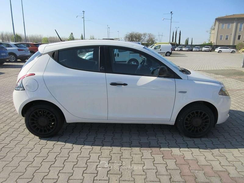 Usata Lancia Ypsilon Silver 69 CV (50 kW) 2021 Bianco Utilitaria