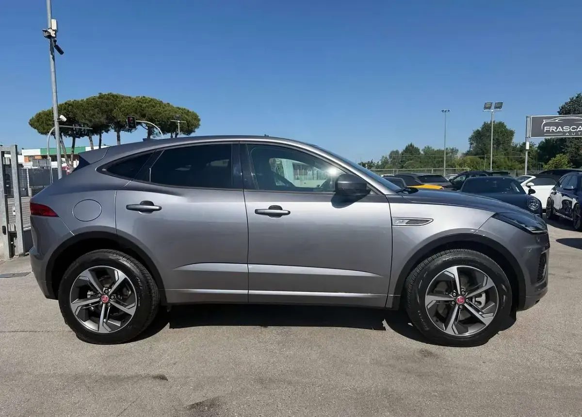 Usata Jaguar E-Pace R-Dynamic 163 CV (119 kW) 2022 Grigio scuro metallizzato SUV