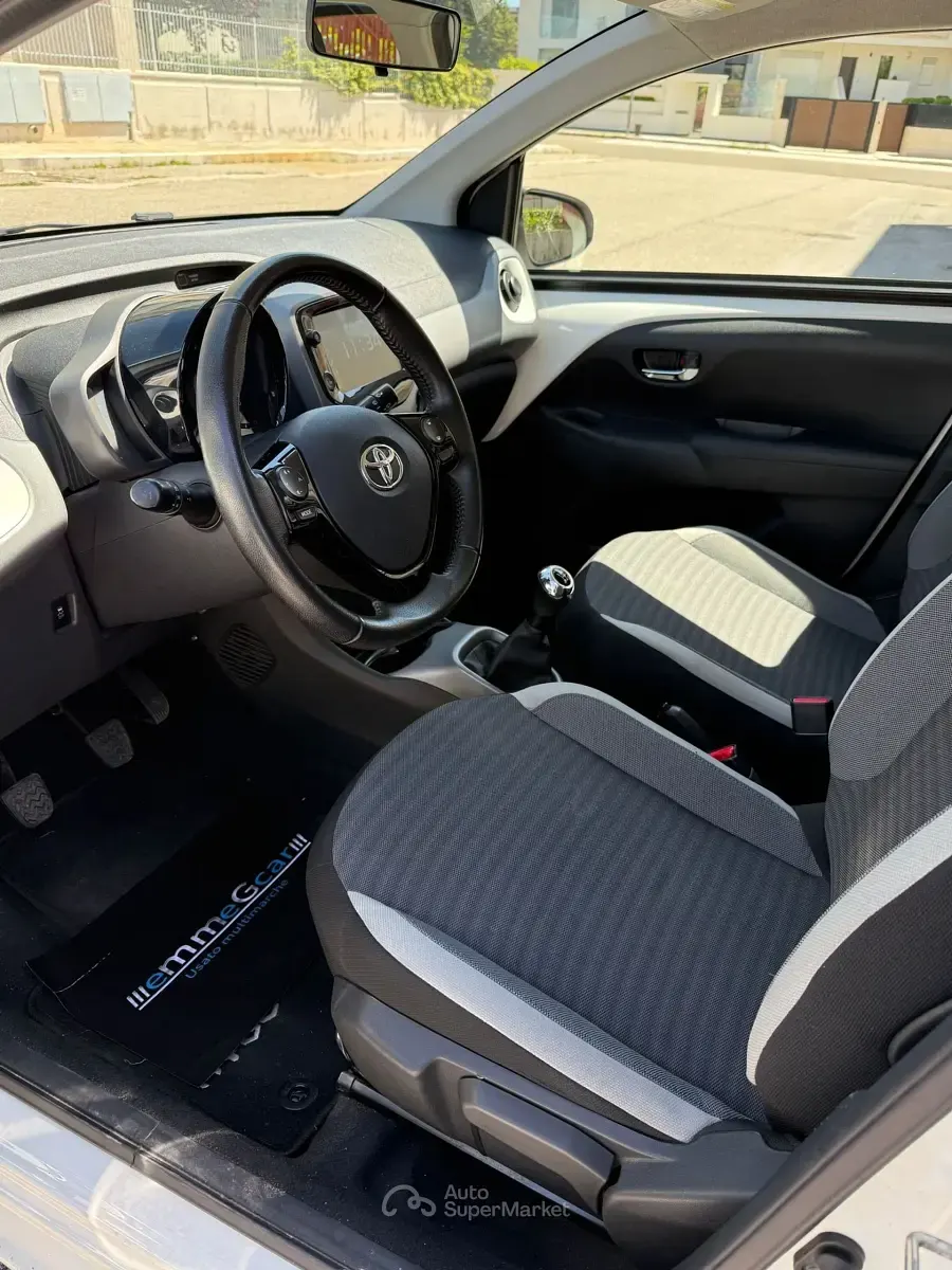 Usata Toyota Aygo Connect Style 72 CV (52 kW) 2020 Bianco Utilitaria