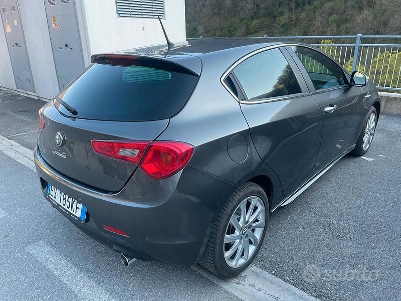 Usata Alfa Romeo Giulietta Exclusive 170 CV (125 kW) 2013 Grigio Utilitaria