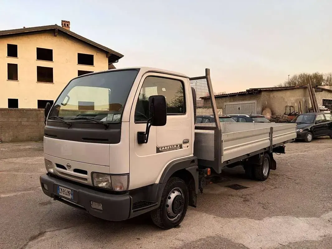 Usata Nissan Cabstar 120 CV (88 kW) 2004 Bianco Pick-up