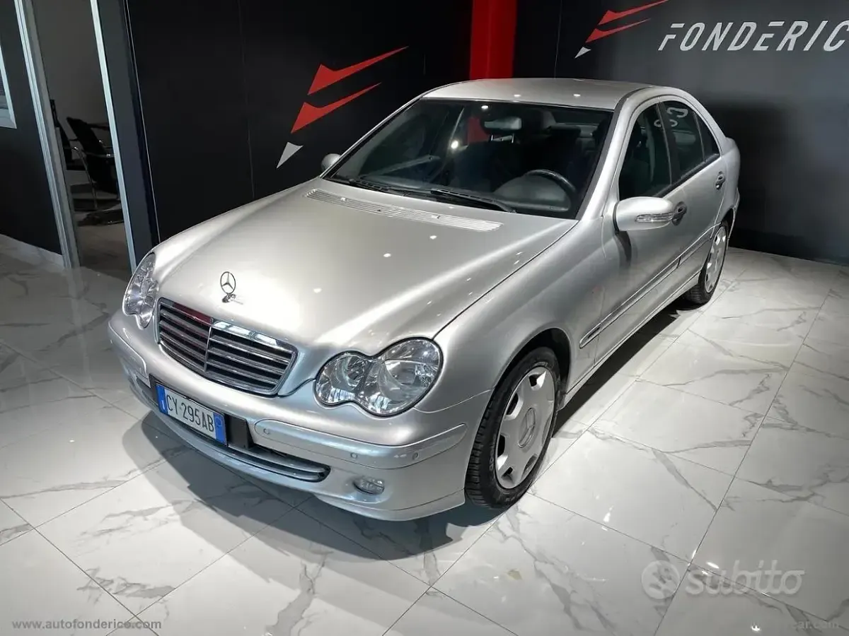 Usata Mercedes C220 Elegance 150 CV (110 kW) 2005 Grigio Berlina