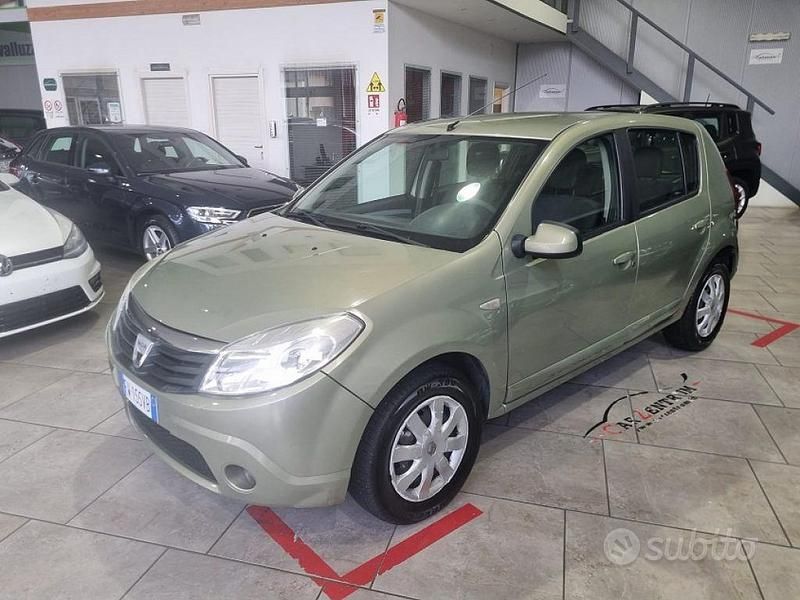 Usata Dacia Sandero Lauréate 86 CV (63 kW) 2009 Oro metallizzato Utilitaria