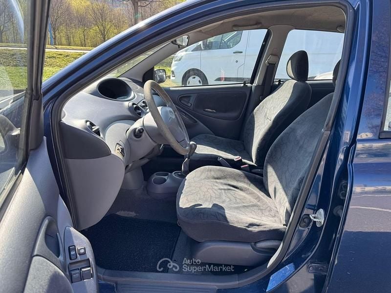 Usata Toyota Yaris 68 CV (50 kW) 2001 Blu Berlina