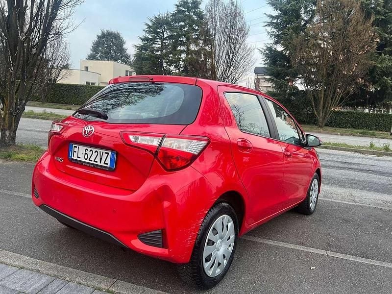 Usata Toyota Yaris Active 69 CV (50 kW) 2017 Rosso Berlina