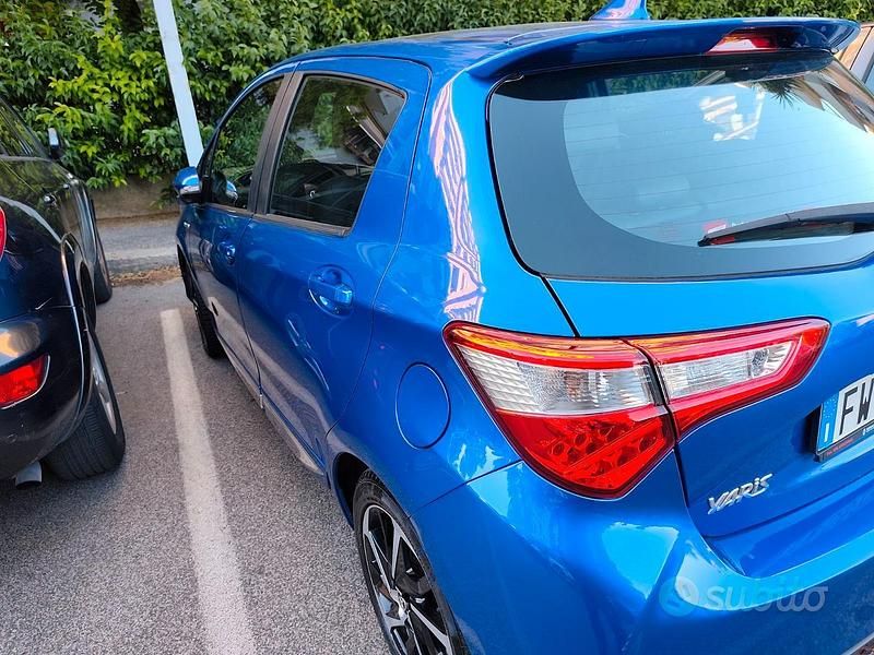 Blu Usata 2017 Toyota Yaris Tre volumi | 10.900 € (Buon prezzo) - Immagine 1/4