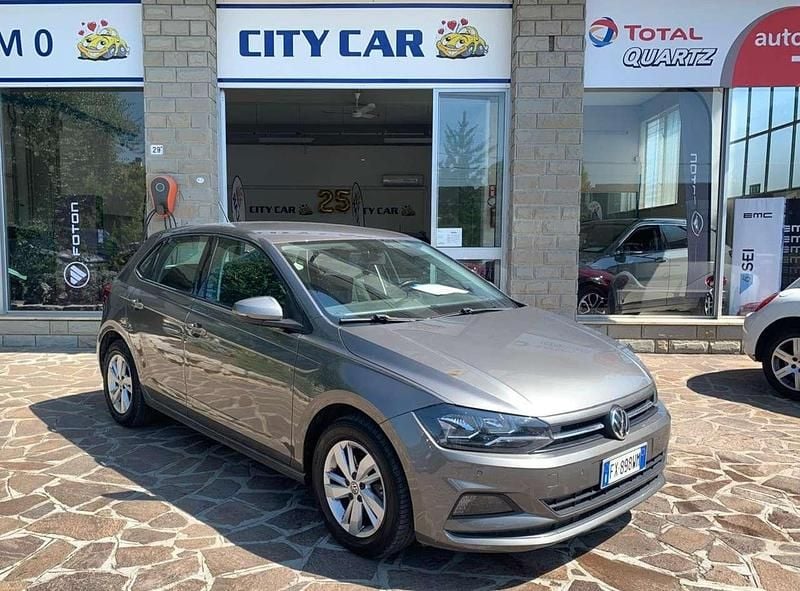 Limestone grey met. Usata 2019 VW Polo Comfortline Tre volumi | 14.490 € (Buon prezzo) - Immagine 1/4