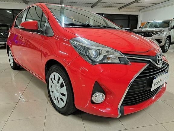 Usata Toyota Yaris Active 99 CV (72 kW) 2015 Rosso Berlina