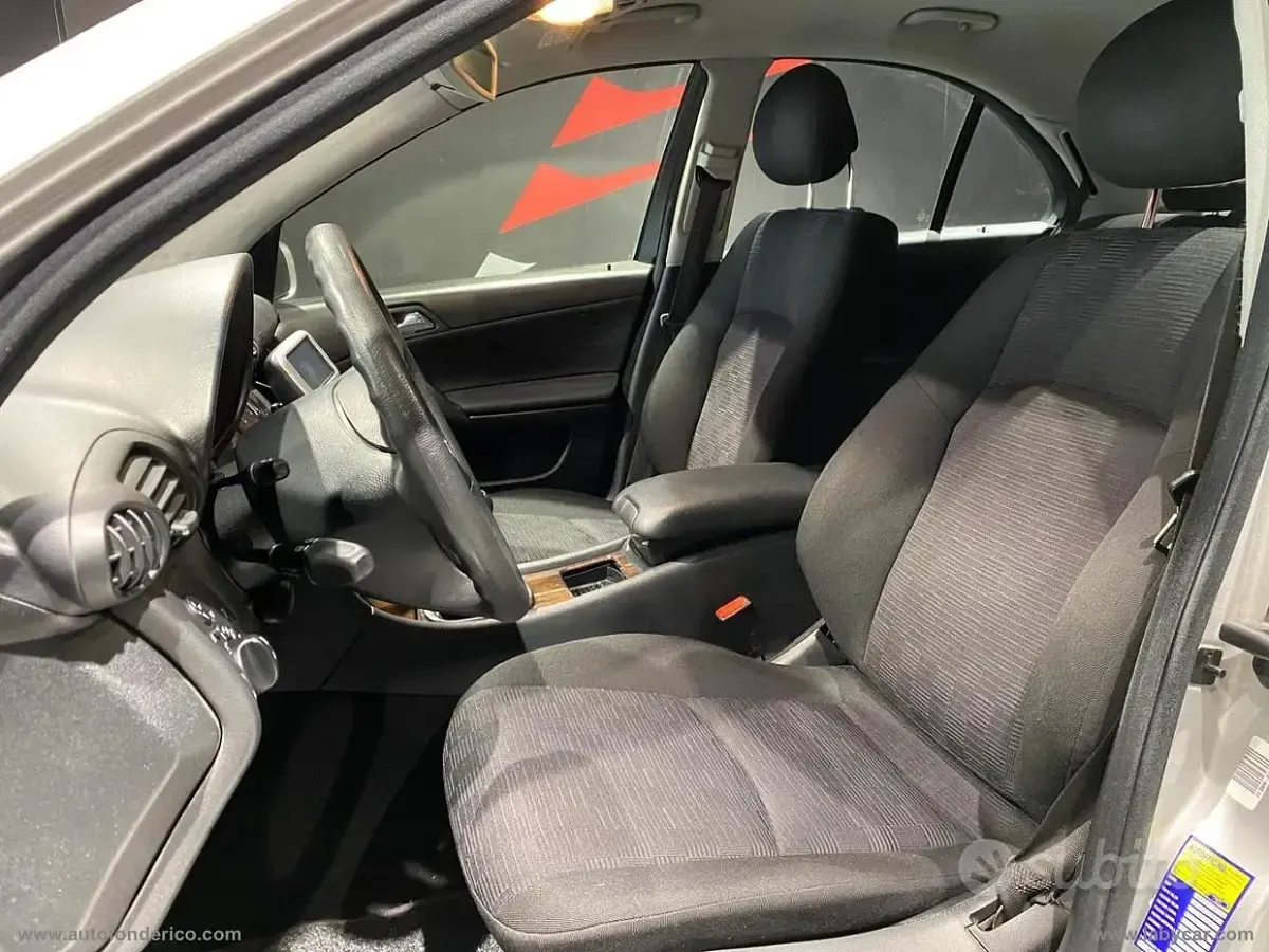 Usata Mercedes C220 Elegance 150 CV (110 kW) 2005 Grigio Berlina