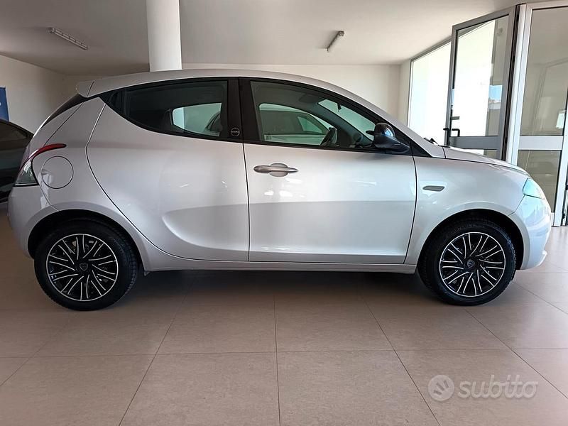 Usata Lancia Ypsilon Gold 69 CV (50 kW) 2021 Grigio Utilitaria