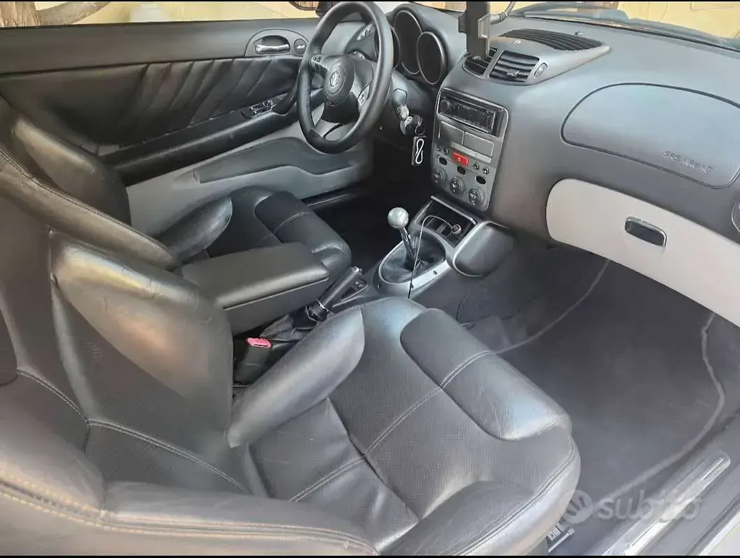 Usata Alfa Romeo GT Distinctive 165 CV (121 kW) 2004 Grigio Coupé