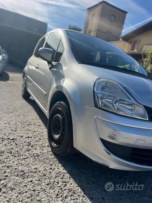 Käytetty Renault Modus 75 HP (55 kW) 2011 Harmaa Tila-auto