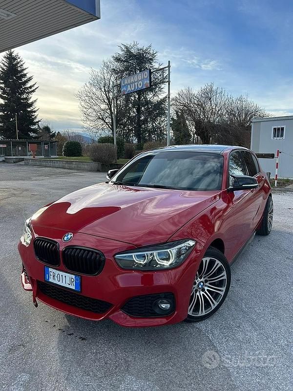 Begagnad BMW 118 Efficient Dynamics 190 HK (139 kW) 2018 Röd Halvkombi