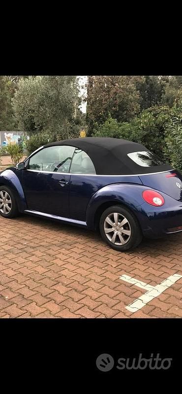 Usata VW New Beetle 105 CV (77 kW) 2007 Blu Utilitaria