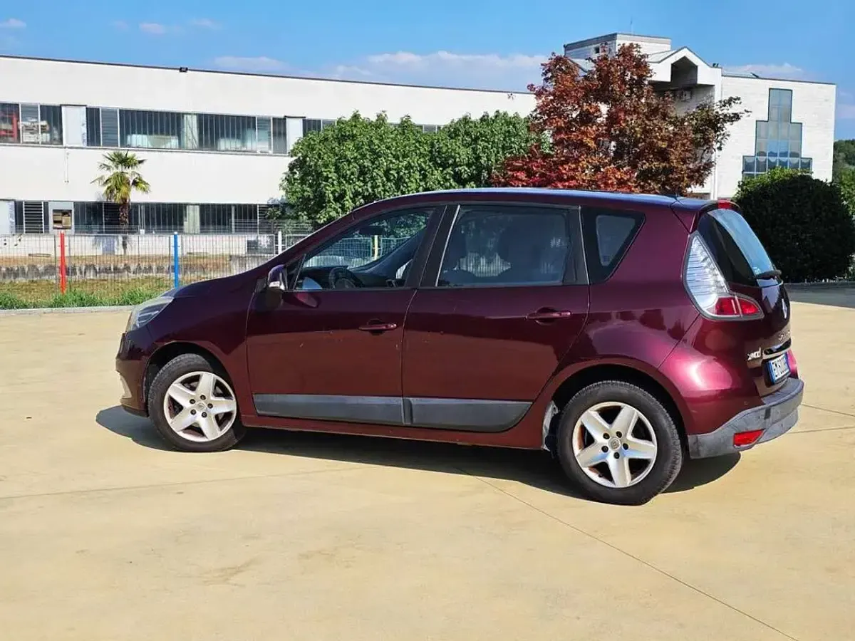 Usata Renault Scénic III 110 CV (80 kW) 2012 Prugna pearl Monovolume
