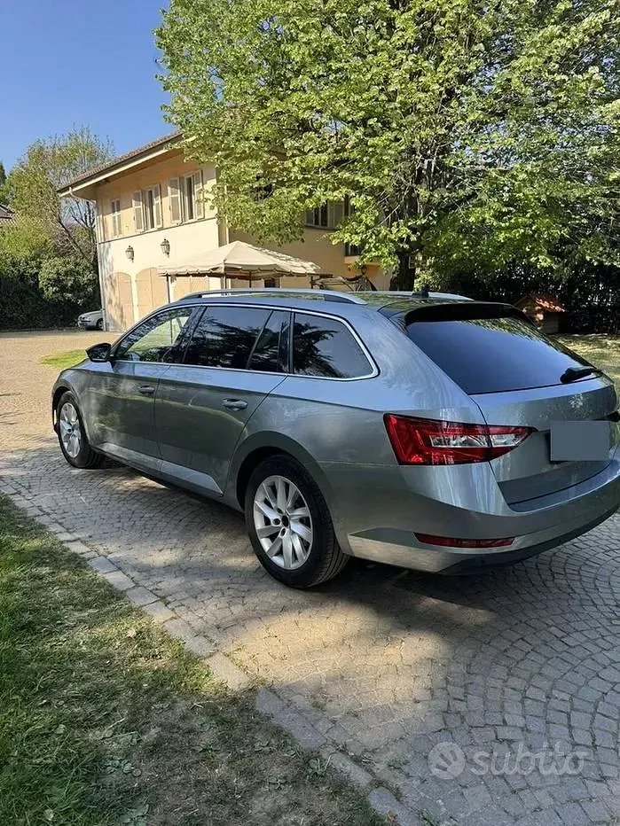 Usata Skoda Superb 150 CV (110 kW) 2019 Grigio Station wagon