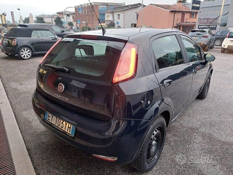 Usata Fiat Punto Young 69 CV (50 kW) 2015 Blu metallizzato Berlina