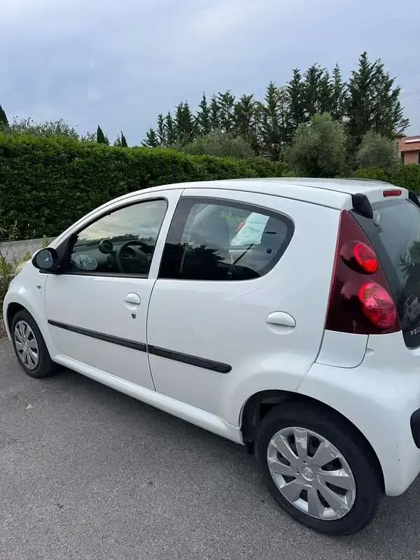 Usata Peugeot 107 Active 68 CV (50 kW) 2013 Bianco Utilitaria