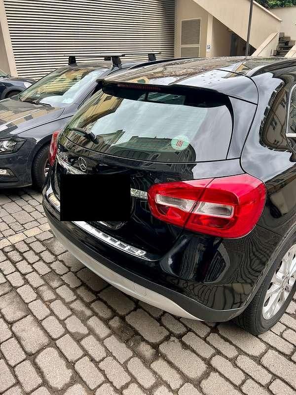 Usado Mercedes GLA180 Business 109 CV (80 kW) 2016 Negro SUV
