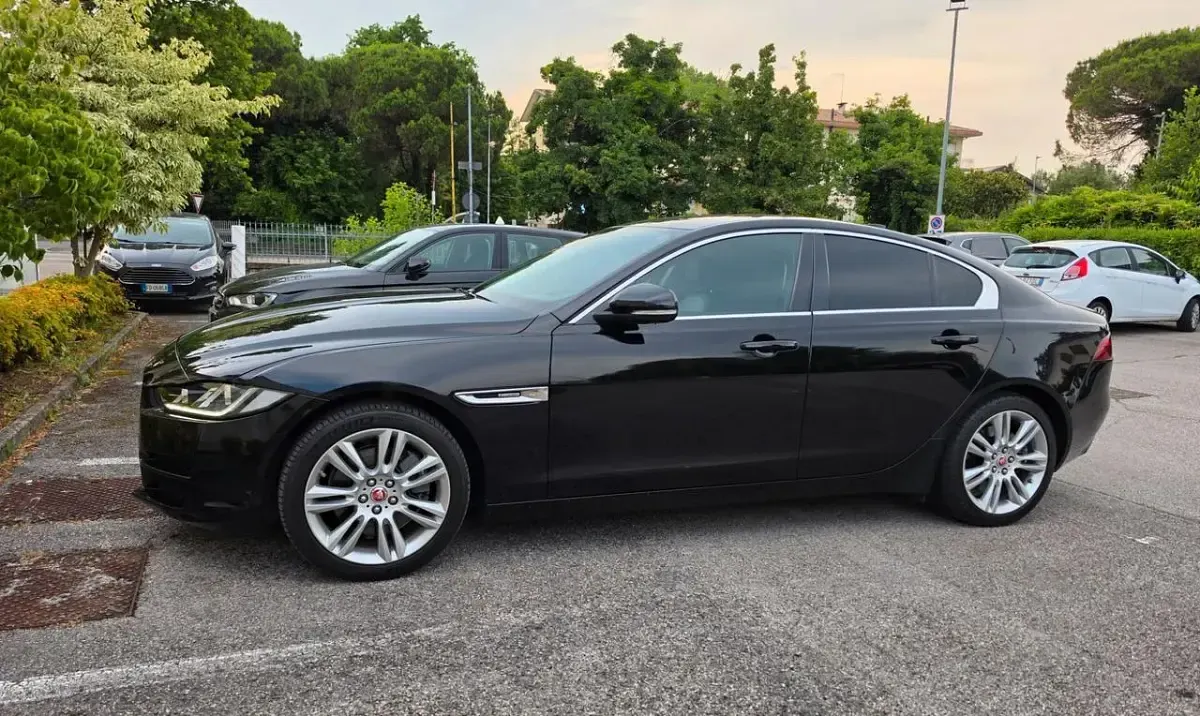 Usata Jaguar XE Portfolio 180 CV (132 kW) 2017 Nero Berlina