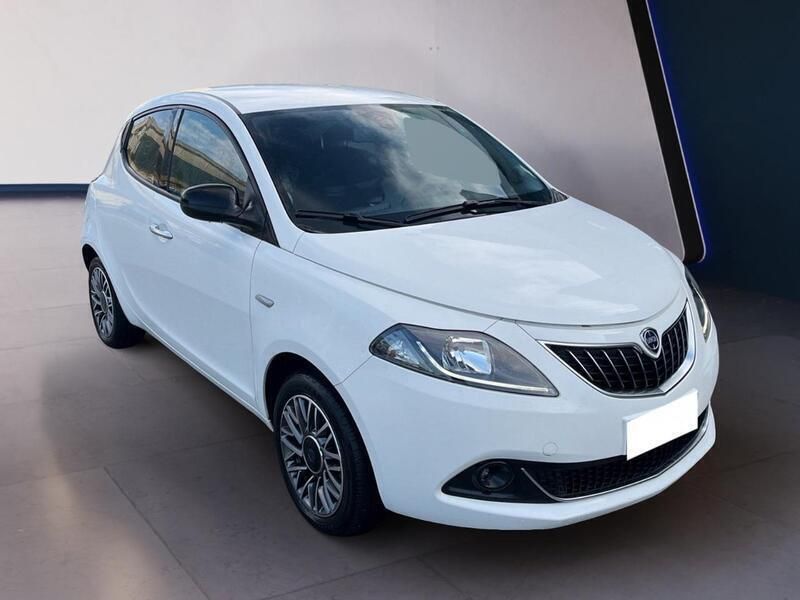 Usata Lancia Ypsilon Gold 70 CV (51 kW) 2022 Bianco Utilitaria