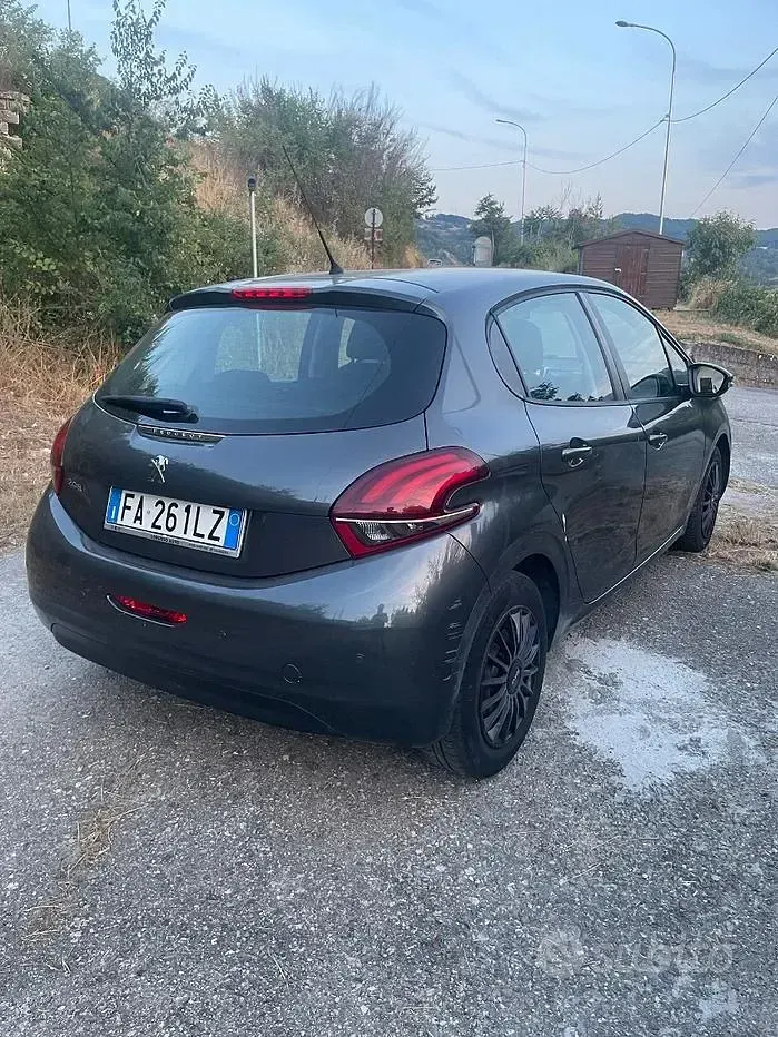 Usata Peugeot 208 68 CV (50 kW) 2015 Grigio Utilitaria