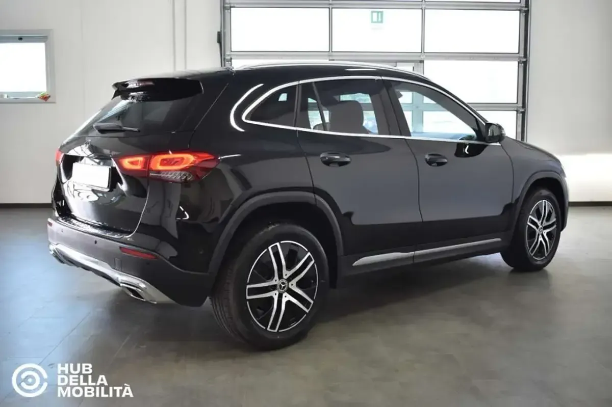 Usata Mercedes GLA200 150 CV (110 kW) 2022 Nero SUV