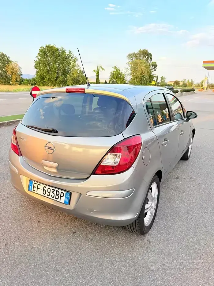 Usata Opel Corsa Cosmo 65 CV (47 kW) 2010 Grigio Utilitaria