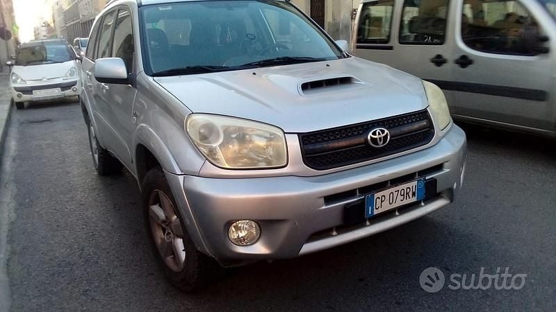 Begagnad Toyota RAV4 128 HK (94 kW) 2005 Grå SUV