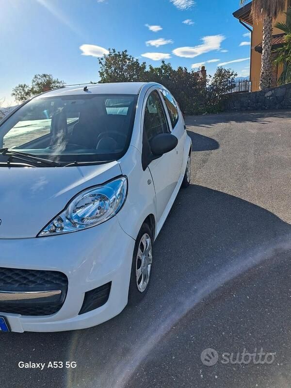 Bianco Usata 2013 Peugeot 107 Access Utilitaria | 4900 € (Buon prezzo) - Immagine 1/4