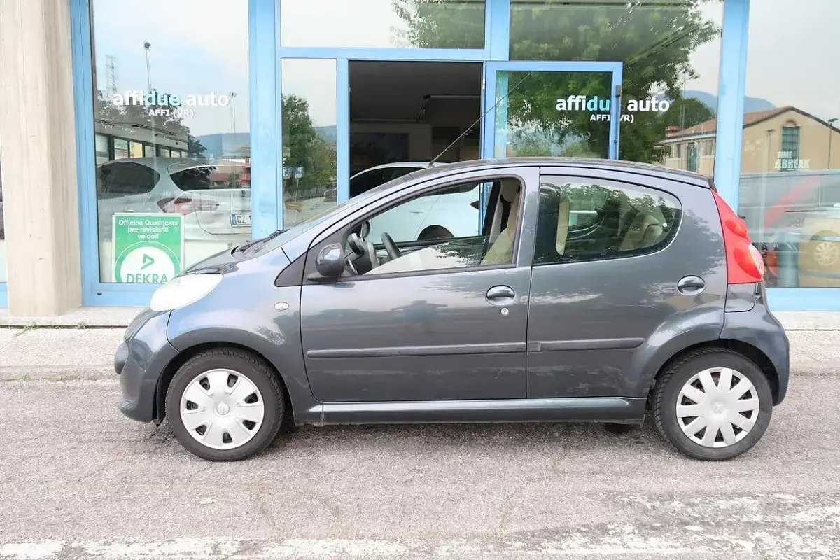 Usata Peugeot 107 68 CV (50 kW) 2006 Grigio Utilitaria