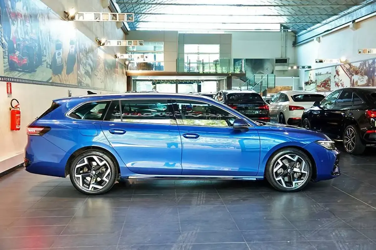 Usata VW Passat R-line 193 CV (141 kW) 2024 Blu/azzurro Station wagon