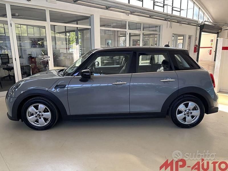 Usado Mini Cooper 136 HP (100 kW) 2022 Cinzento Citadino