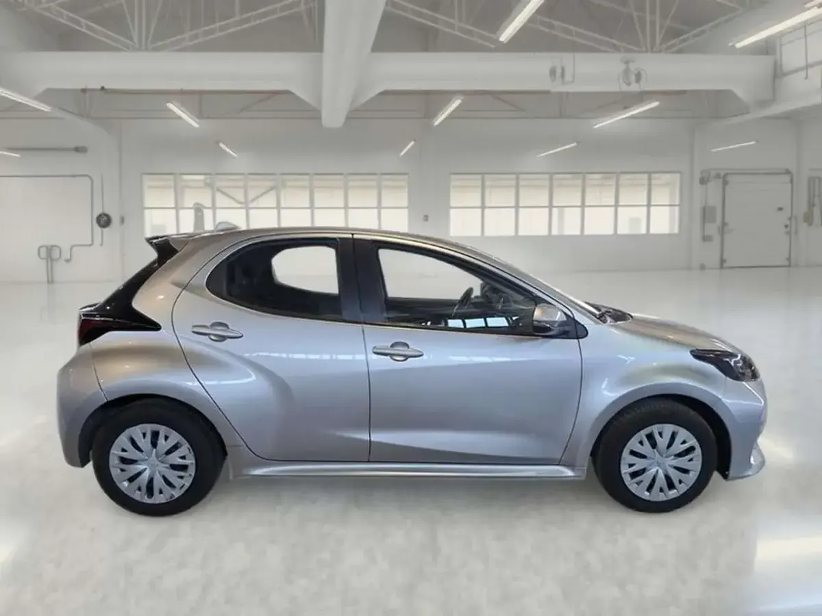 Usata Toyota Yaris Hybrid Active 92 CV (67 kW) 2022 Grigio Berlina