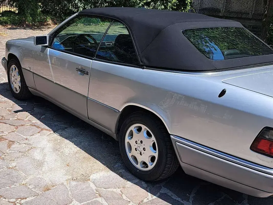 Usata Mercedes E200 136 CV (100 kW) 1994 Argento Cabrio