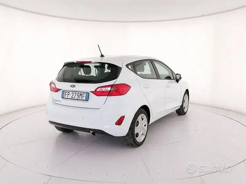 Usata Ford Fiesta 70 CV (51 kW) 2018 Bianco Utilitaria