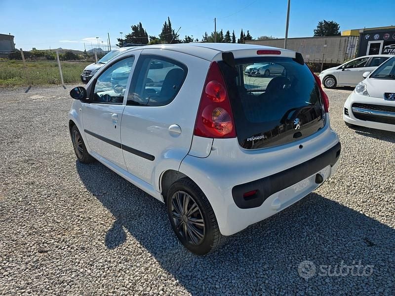 Usata Peugeot 107 68 CV (50 kW) 2010 Bianco Utilitaria