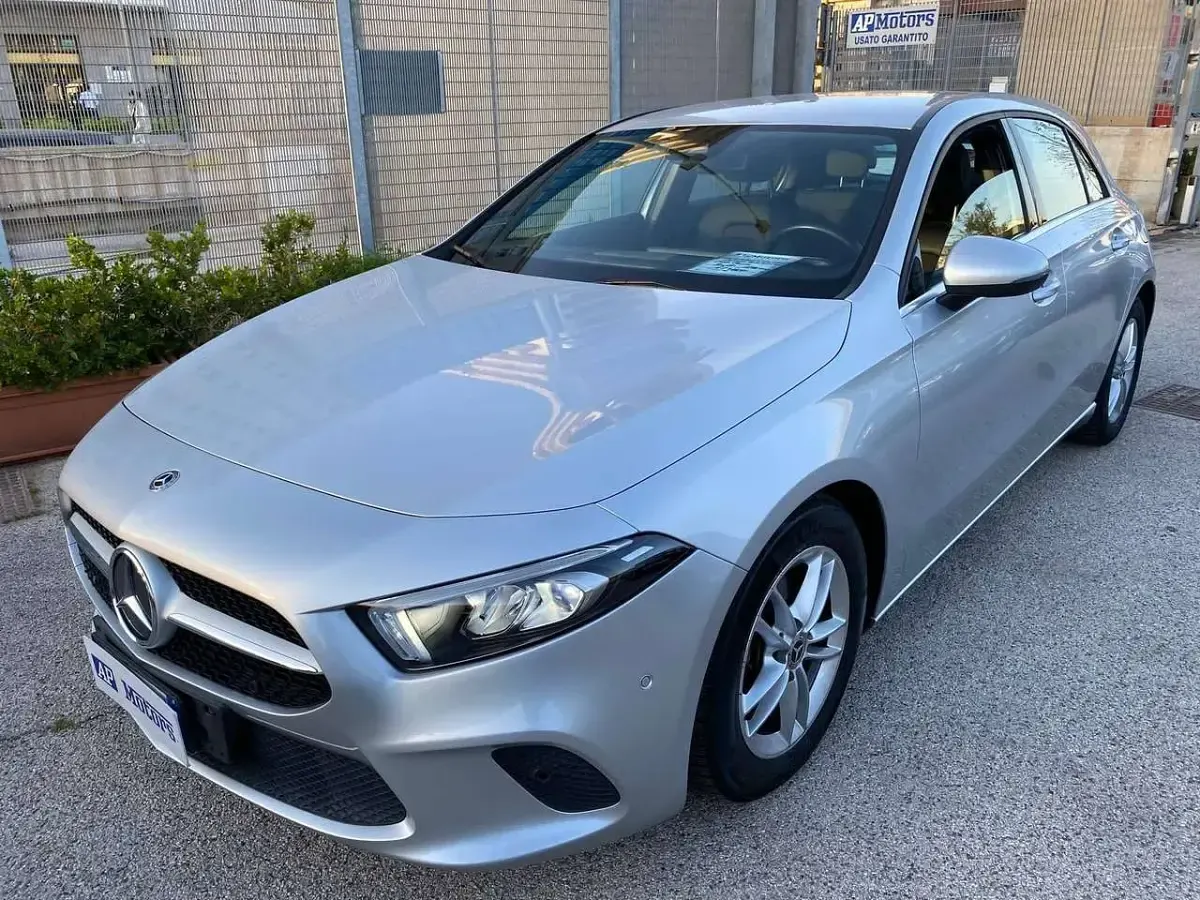 Usata Mercedes A180 Business 116 CV (85 kW) 2019 Grigio Berlina